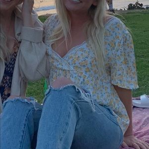 Cute loose light flowly yellow white floral blouse